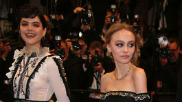 Herečka Lily-Rose Depp (vpravo) v kreácii...