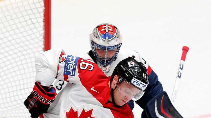 Kanaďan Max Domi pred brankárom Júliusom Hudáčkom.