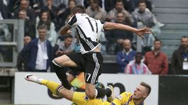 Škriniara po štvrťhodine duelu s Juventusom vylúčili, Hamšík skóroval