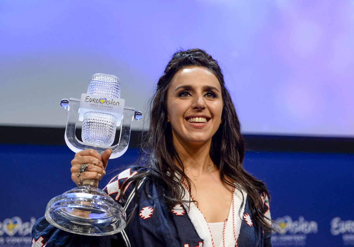 Speváčka Jamala s trofejou Eurovízia 2016.