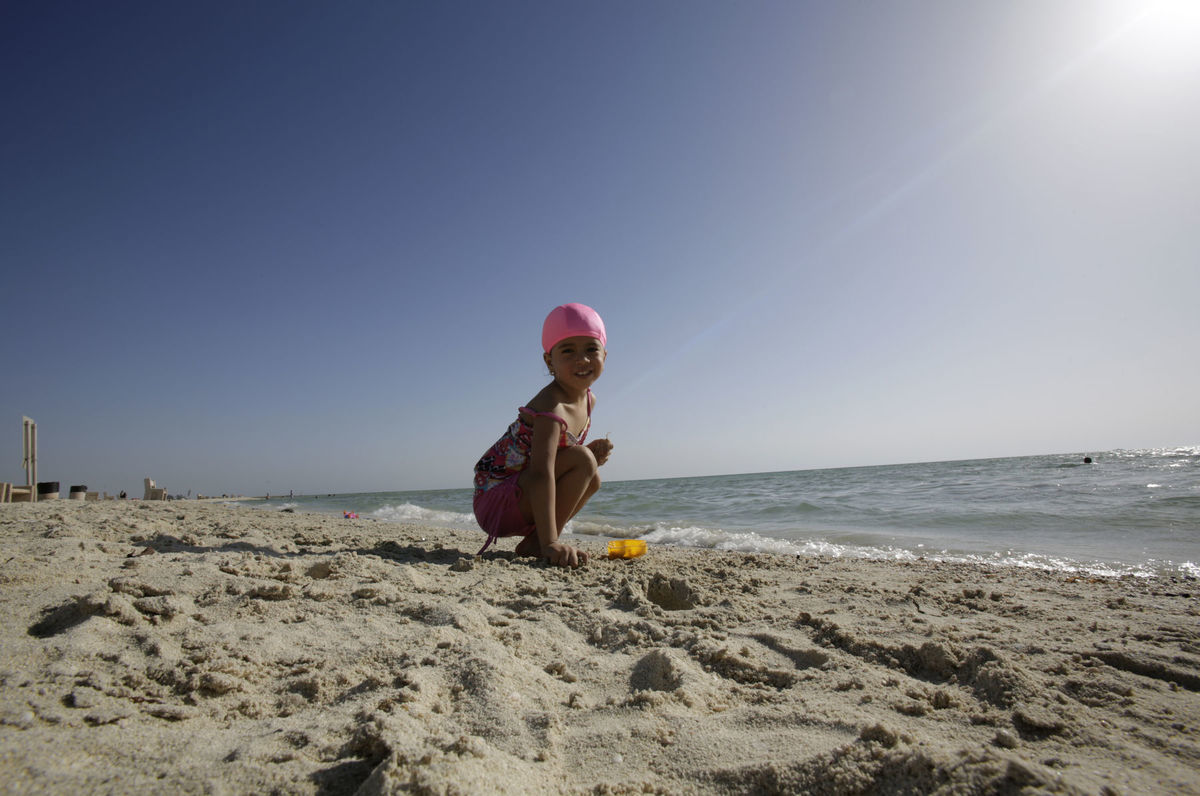 Bahrajn, pláž, dieťa, slnko, leto, dovolenka, more, cestovanie, piesok, piesková pláž