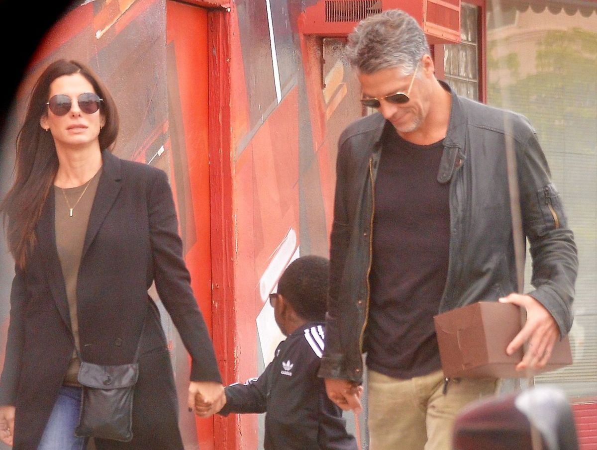 Sandra Bullock so synom Louisom a partnerom,...