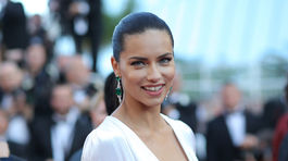 Modelka Adriana Lima pózuje fotografom v Cannes. 