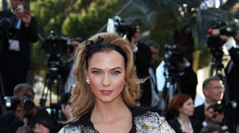 Modelka Karlie Kloss prišla v kreácii Louis Vuitton. 