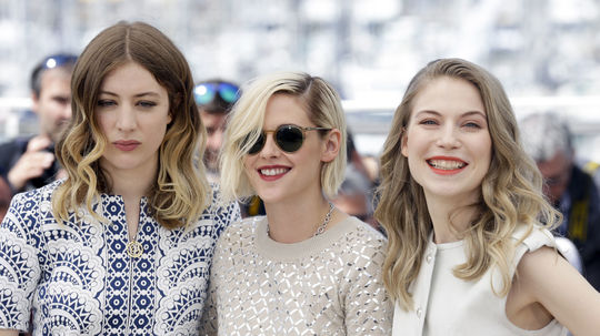 Zľava: Herečky Sigrid Bouaziz, Kristen Stewart...