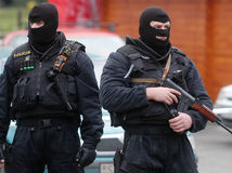 polícia, kukláči, pušky, zbrane, mafia, záťah, špeciálne jednotky, kriminalita, vražda, krádež, zločin, vyšetrovanie