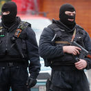 polícia, kukláči, pušky, zbrane, mafia, záťah, špeciálne jednotky, kriminalita, vražda, krádež, zločin, vyšetrovanie