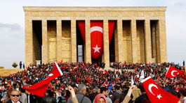 Ankara sa pokúša hasiť oheň benzínom