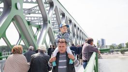 Po Starom moste v Bratislave prešli prví chodci a cyklisti