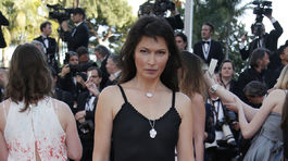 Herečka Karina Lombard pózuje fotografom v Cannes. 
