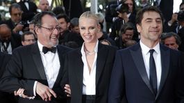 Jean Reno (vľavo), jeho kolegyňa Charlize Theron a herec Javier Bardem