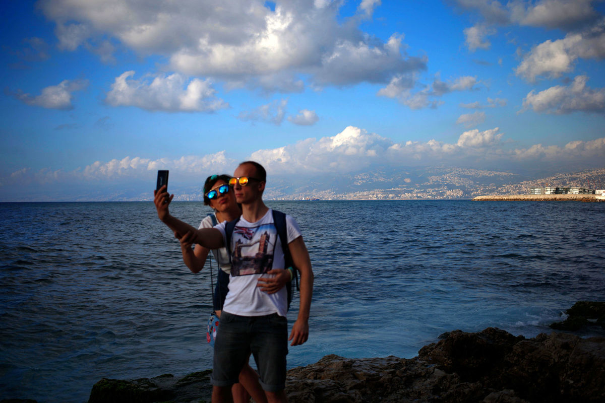 Libanon, selfie, dvojica, turisti, turistika, cestovanie, cestovatelia, dovoleka, leto, pár, muž, žena, ruksaky, mobil, slnečné okuliare, more, oceán
