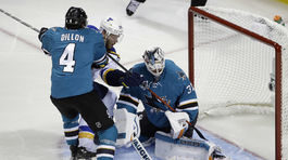 Jones opäť vymazal St. Louis. San Jose vedie v sérii 2:1