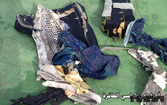 Trosky havarovaného lietadla spoločnosti Egyptair.