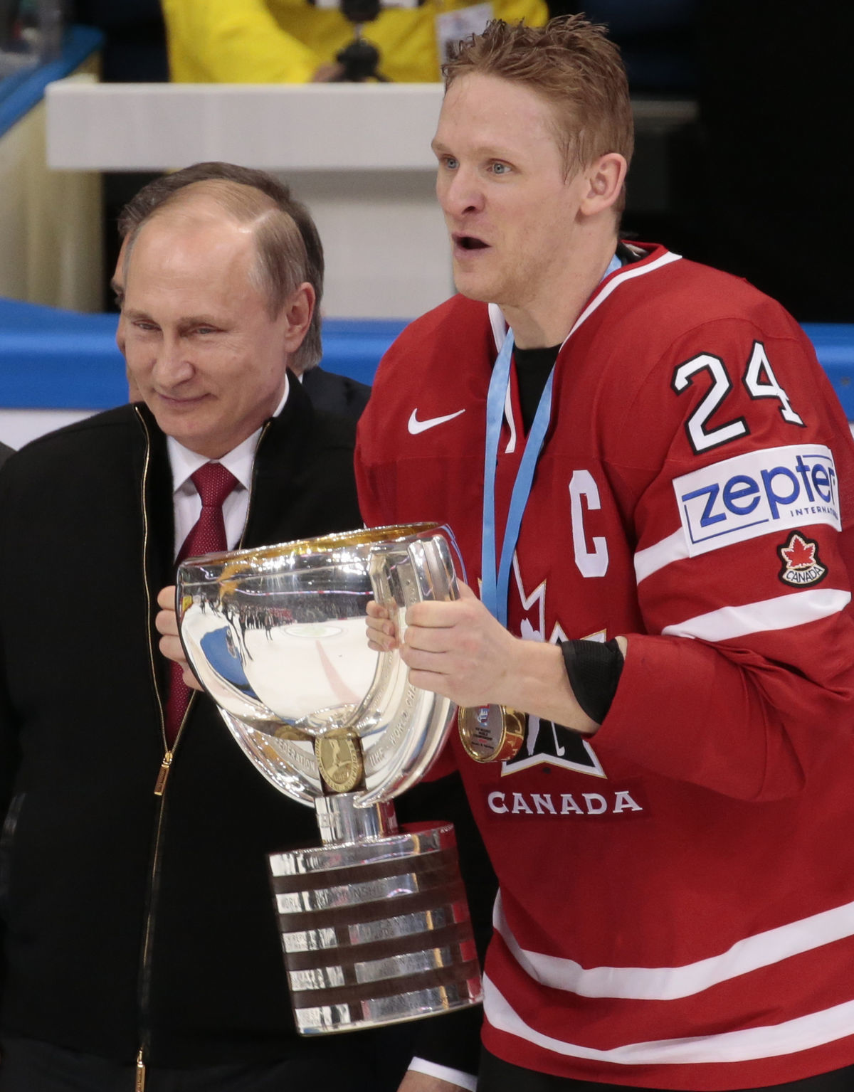 Corey Perry prebral trofej od prezidenta Ruska...