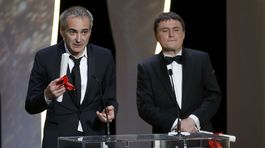 Olivier Asssayas (vľavo) získal cenu pre najlepšieho režiséra za film Personal Shopper a rumunský režisér Cristian Mungiu