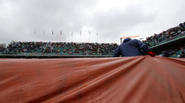 Neprajné počasie. Tenistov sužovali dážď a chlad