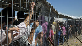 Desiatky migrantov ušli z tábora v Idomeni, iných premiestňujú