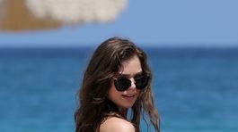 Oscarová hviezdička na pláži. Pod šatami skrýva tento zadoček!