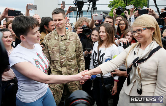 Savčenkovú na letisku privítala Júlia Tymošenková.