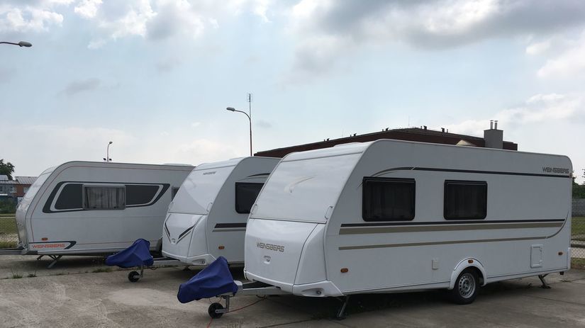 Karavany. Príves totiž môže mať na dĺžku aj päť...