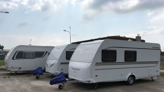 Karavany. Príves totiž môže mať na dĺžku aj päť...