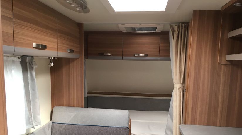 Do autokaravanu sa pohodlne zmestí 6 osôb....