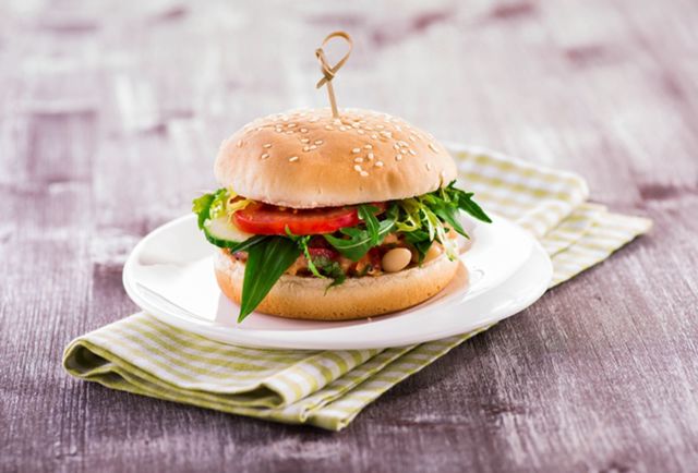 Vegetariánsky burger s paradajkovou salsou a...