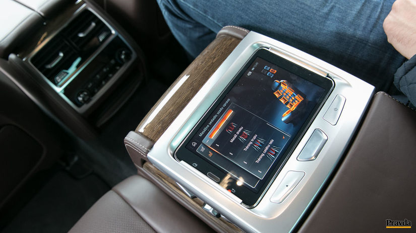 Vzadu je tablet, pomocou ktorého je možné...