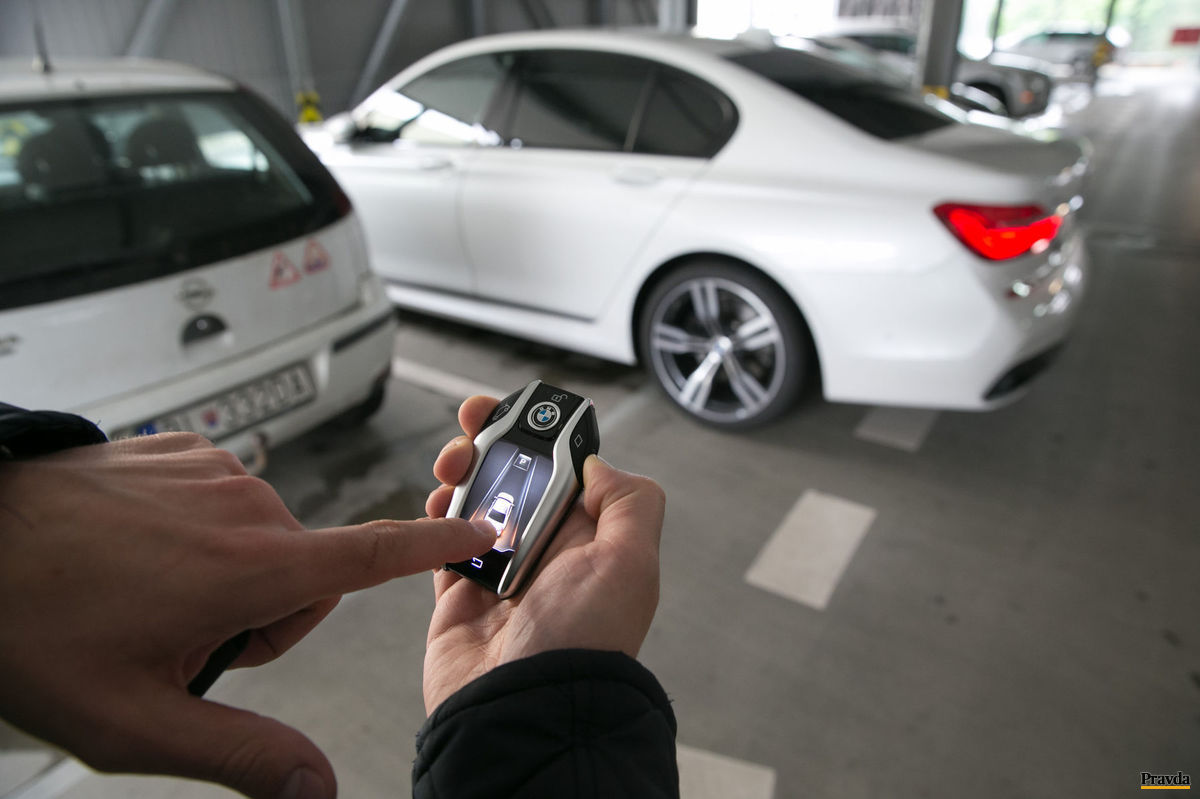 Auto vodič vyparkuje aj bez toho, aby sadal za...