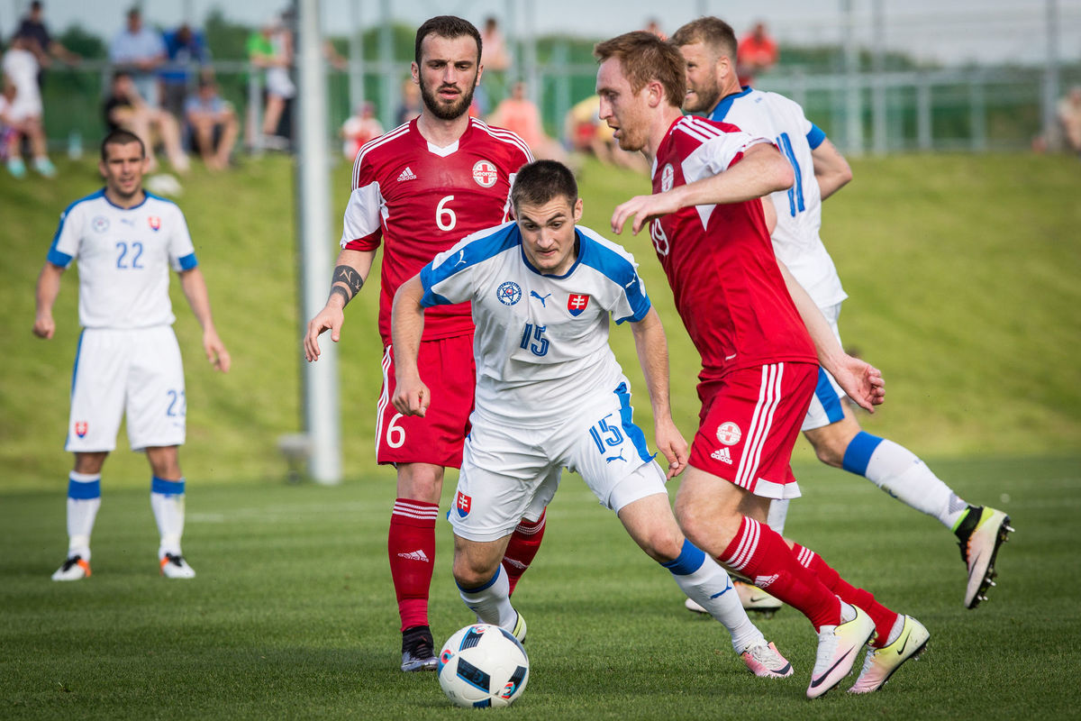 Matú Bero zo Slovenska (v strede) v...