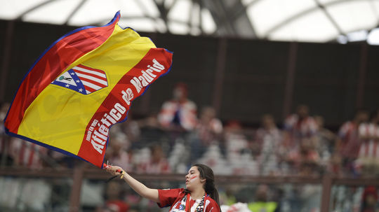 Fanúšička Atlética s vlajkou svojho klubu. 