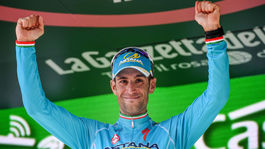 VIDEO: Dumoulin musel ísť počas pretekov na "veľkú," etapu vyhral Nibali