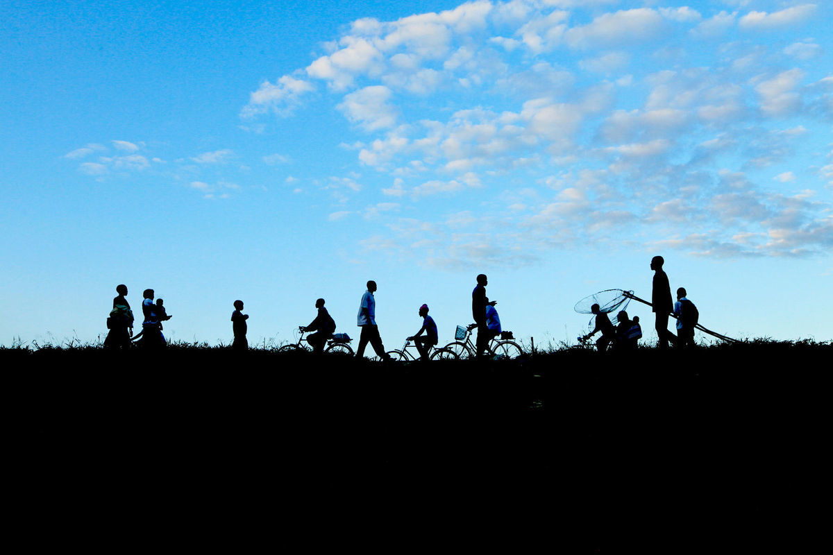 Malawi, ľudia, chodcovia, tiene, obrysy, bicykle, obloha, nebo, mraky