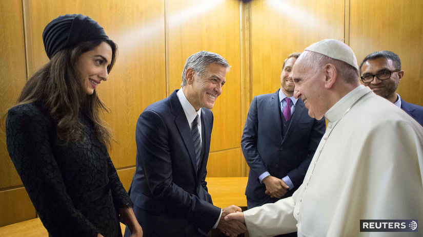 Pápež František (vpravo) a herec George Clooney