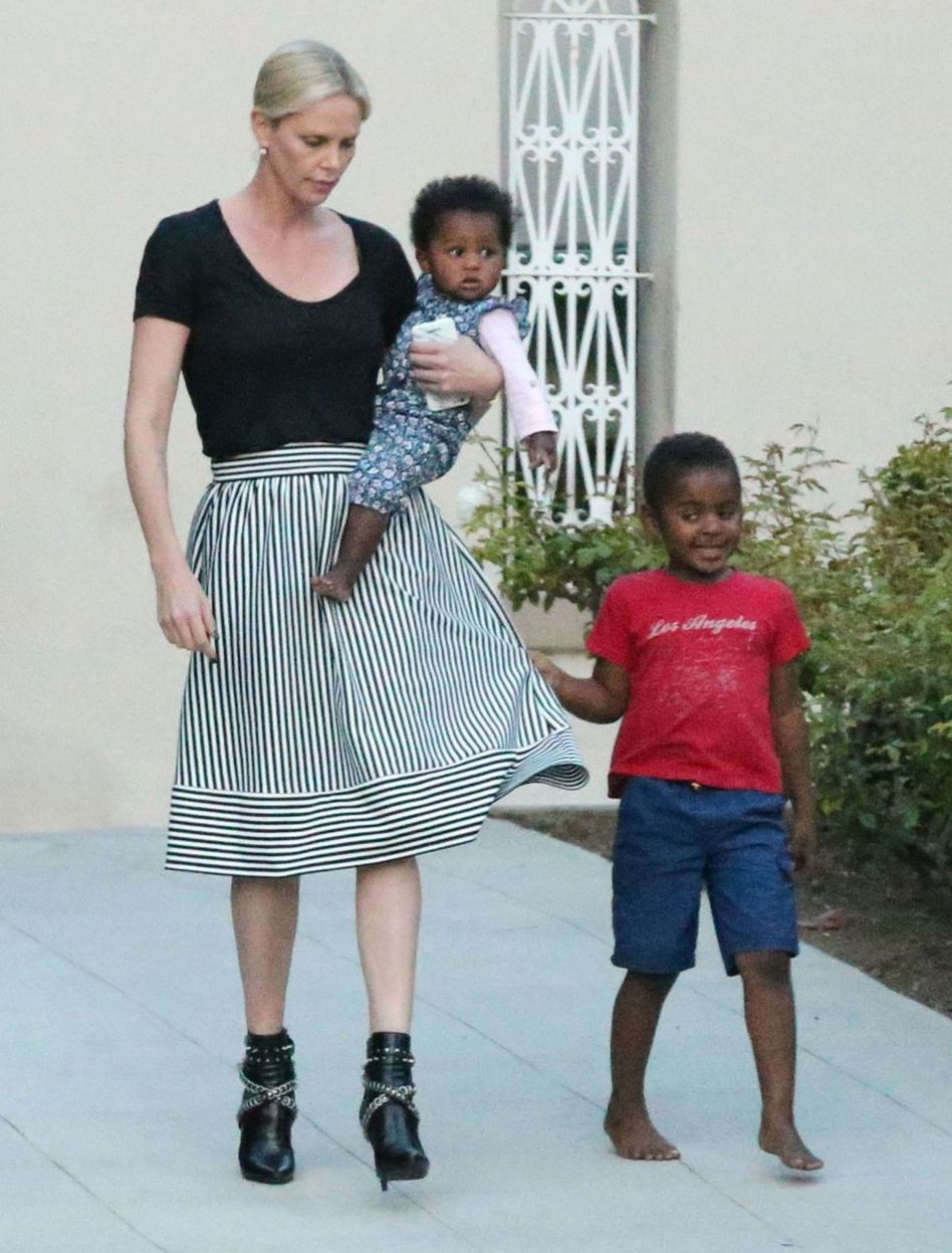 Herečka Charlize Theron so svojimi deťmi -...