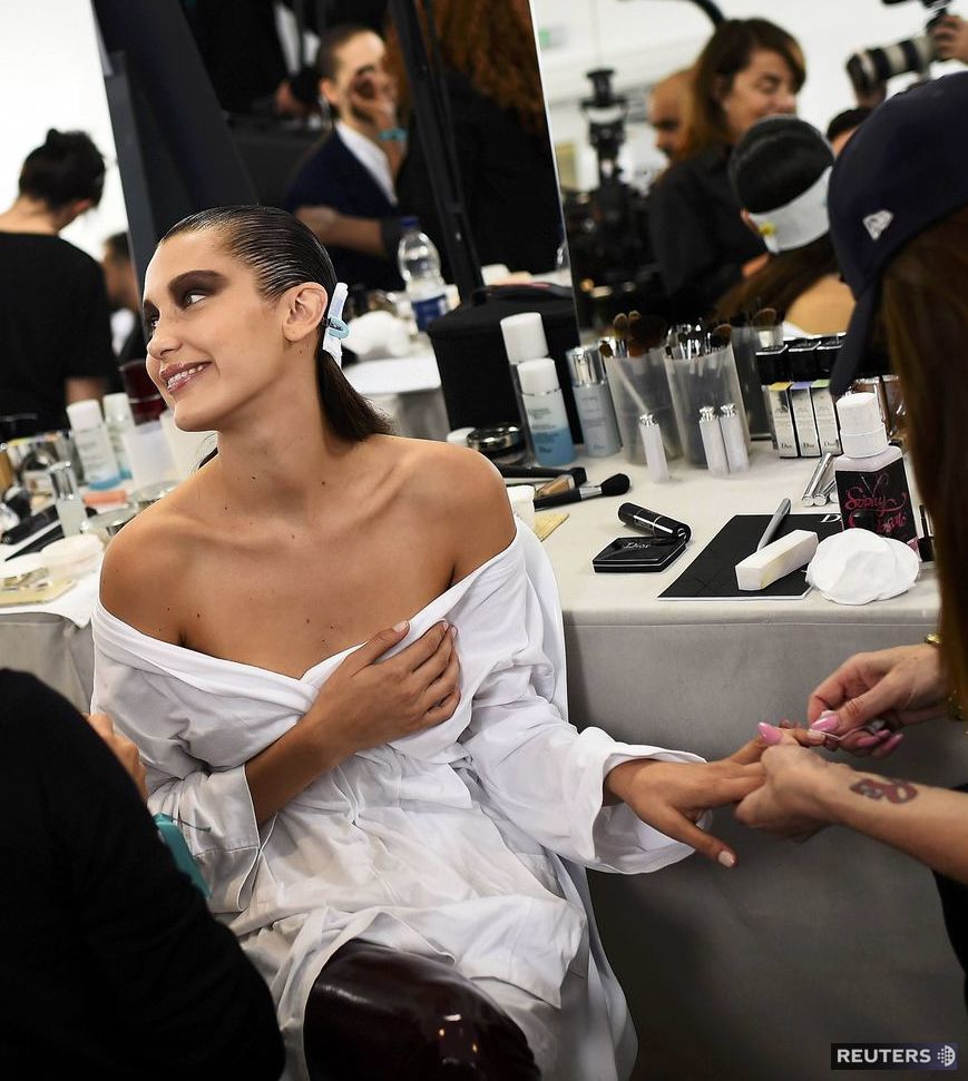 Modelka Bella Hadid v zákulisí prehliadky Dior...