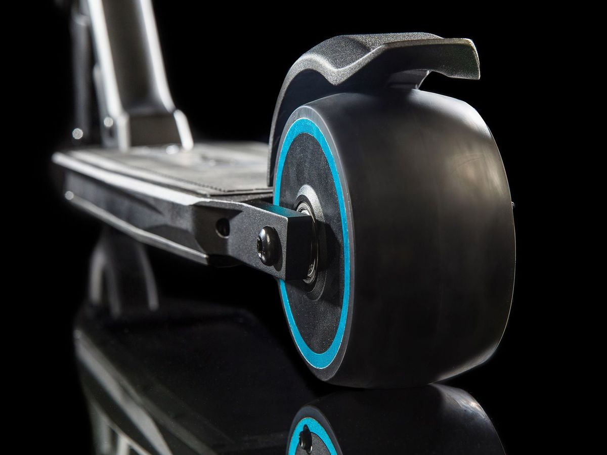 Li-ion akumulátory sú umiestnené v stúpačke a...