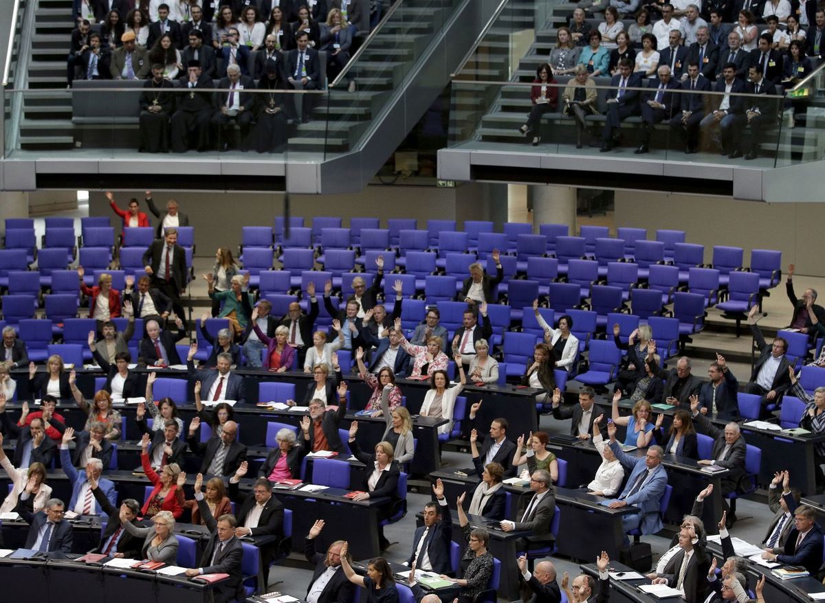 Rezolúciu podporila veľká väčšina poslancov zo...