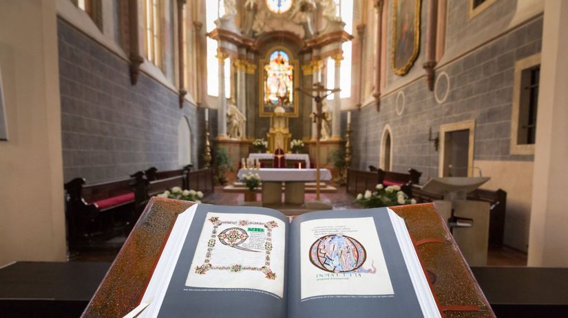 Rodinná biblia je vytlačená na vysoko kvalitnom...