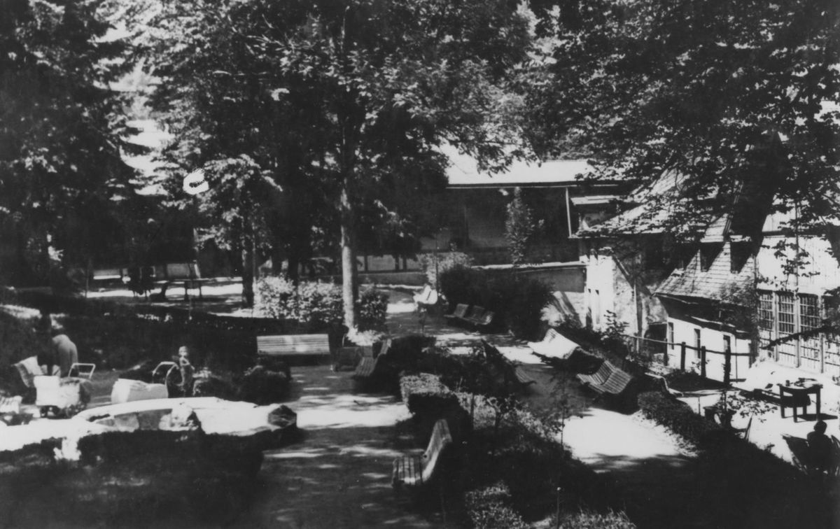 Park tábora, vpravo krajčírska a kožiarska...