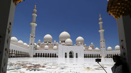Abú Zabí, Abu Dhabi, Abu Dabi, SAE, Spojené arabské emráty, mešita, turistka, selfie, selfie palička,