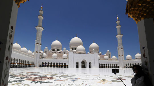 Turistka si robí selfie v mešite v Abú Zabí v...