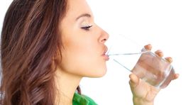 Pijete dosť? Zistíte to rýchlo podľa moču a z rúk