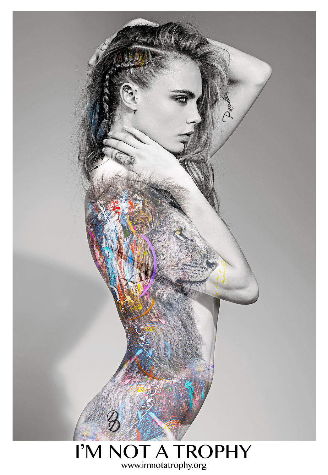 Modelka Cara Delevingne v kampani...