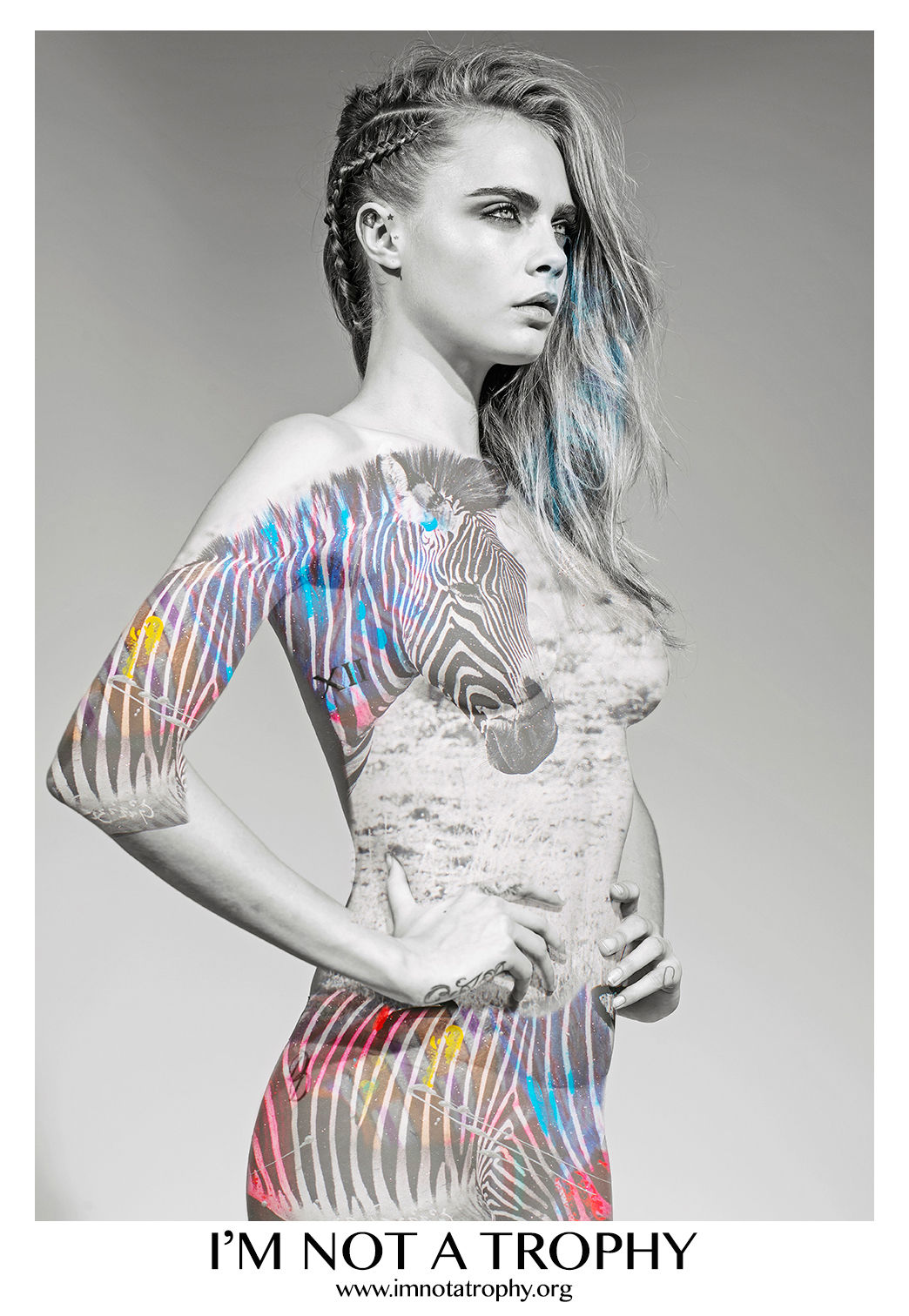 Modelka Cara Delevingne v kampani...