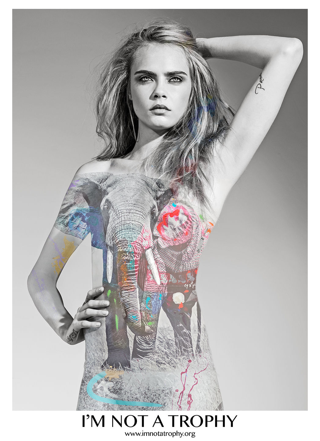 Modelka Cara Delevingne v kampani...
