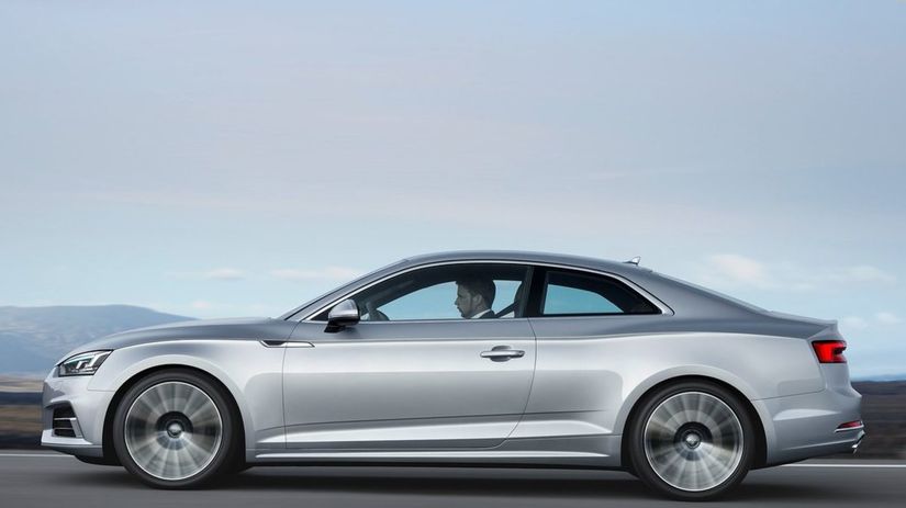 Z profilu si Audi A5 zachováva typickú zvlnenú...