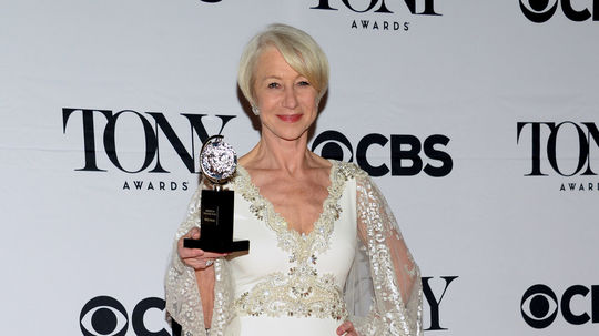 Helen Mirren pózuje na vyhlásení cien tony Awards.