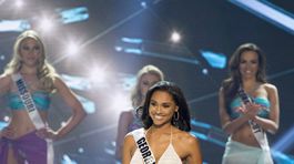 Miss Georgia Emanii Davis počas promenády v plavkách. 